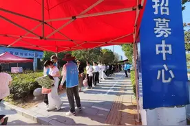 忙3个月能赚2万多元，郑州富士康每天数千名求职者排队几百米图片