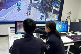 男子一时冲动扔掉的手机不见了！民警接到报警求助帮他找回图片