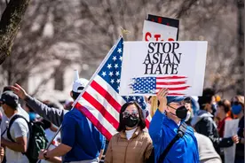 调查：76%的美籍华人认为，朝着错误方向前进的美国助长了歧视和仇恨图片