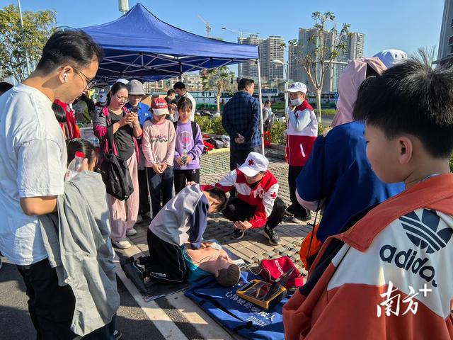 这场全民徒步穿越茂名山海，邂逅最美“志愿红”