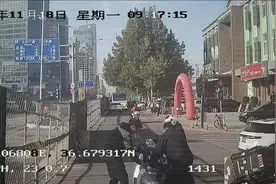 摩托车发生追尾车主受伤，车载视频记录暖心一幕图片
