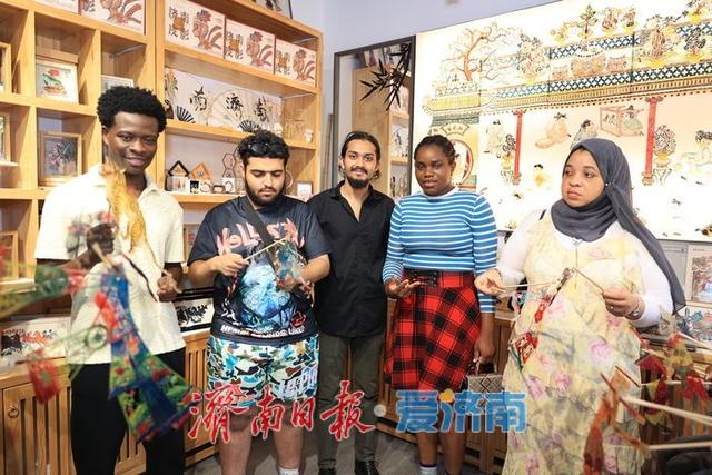 一年四季 泉在济南丨洋学生玩转泉城！看泉水、演皮影，多国留学生沉浸式体验济南泉水文化与非遗魅力