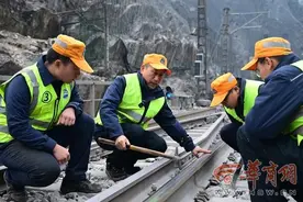新春走基层|巴山“最美铁路人”护航春运37载图片