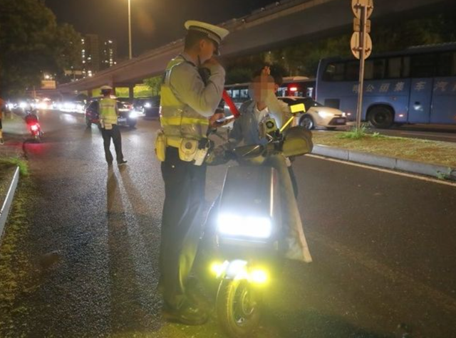 北京“电子警察”开始抓拍骑电动车违章了！越线停车、没戴头盔也会被拍