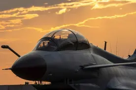 战鹰沐浴霞光划破长空 直击昼间空战现场图片