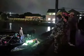 昨夜台风天，三艘船停在金山这里捞螺蛳？图片