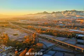 浪漫！高铁穿越深秋雪景氛围感拉满图片