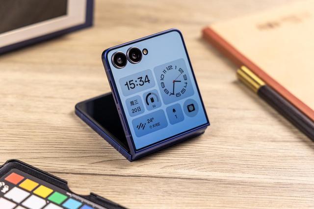三星Galaxy Z Flip7上手评测：小折叠的新高度，还是熟悉的配方？
