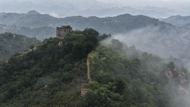 河北遵化：烟雨长城