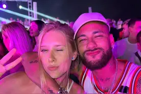 会是新女友吗🤩游轮之旅继续，内马尔和美女亲昵，亲吻后者面颊图片