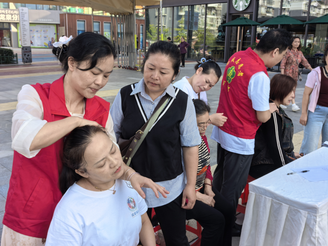 国际盲人节丨无障碍徒步、“科技助盲”教学实践…和盲人朋友体验多彩生活