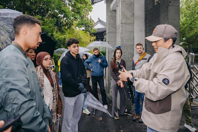 变身“可触摸的文化课堂”，杭州北山街City Walk惊艳外国友人