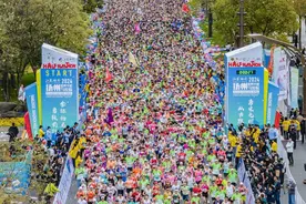 “扬马”3万人活力开跑！1小时07分19秒，女子破赛会纪录！图片
