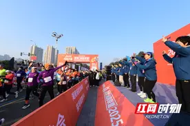 这是你的新年第一“马”吗？亘爱·湘跑联盟2025松雅湖新年半程马拉松开跑图片