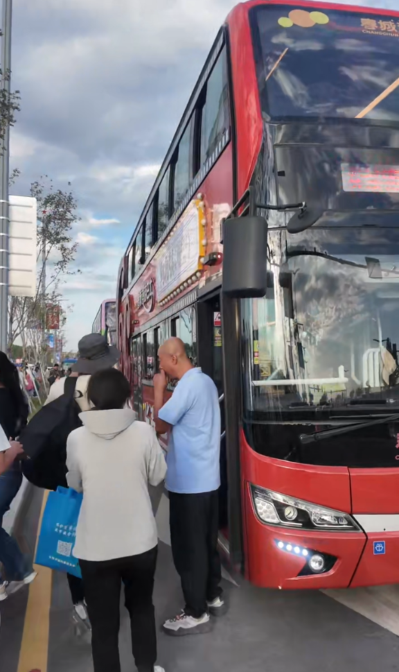 登车！搭乘「春城漫游巴士」，让航空展之旅从路上就开始精彩！