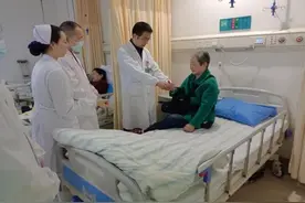 痴迷“花式”跳绳数十年因肩袖损伤中断，八旬老太手术后还要继续跳图片