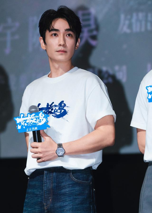 朱一龙吴磊现身上海影城