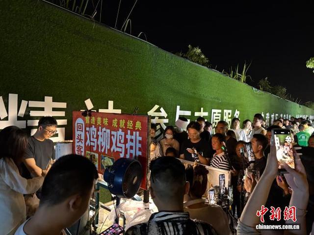 探访景德镇“鸡排哥”摊位：忙中有序不忘推介当地文旅
