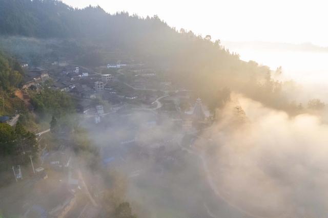 从江侗寨：云雾漫卷似仙境