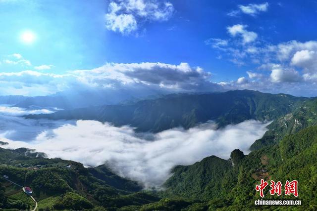 湖北巴东：云海映山峦 乡村入画屏
