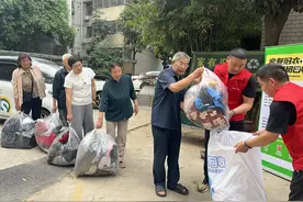 别扔！家有旧衣物 邮政能回收图片