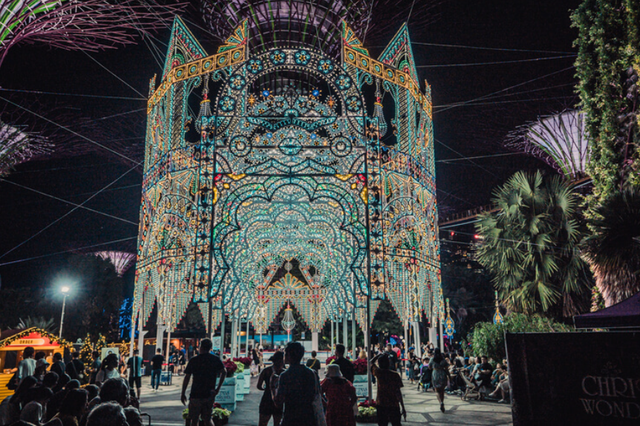 飞行圣诞老人、热带飘雪，滨海湾花园变身30万呎梦幻乐园