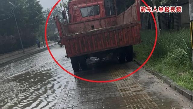 货车司机违法后“着急”接受处罚，民警：有古怪！