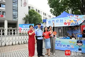 护考民警因“014985”警号走红，考生家长纷纷合影沾好运图片