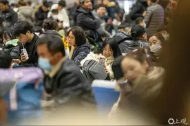 迎来最高峰！上海各大火车站通宵运营，高铁动车罕见值夜班图片