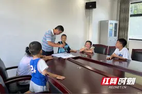 “暑”有所乐 ——城步分工会开展暑期“笔墨飘香 五彩缤纷”亲子活动图片