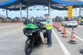 小伙欲骑摩托上高速，民警及时劝返图片