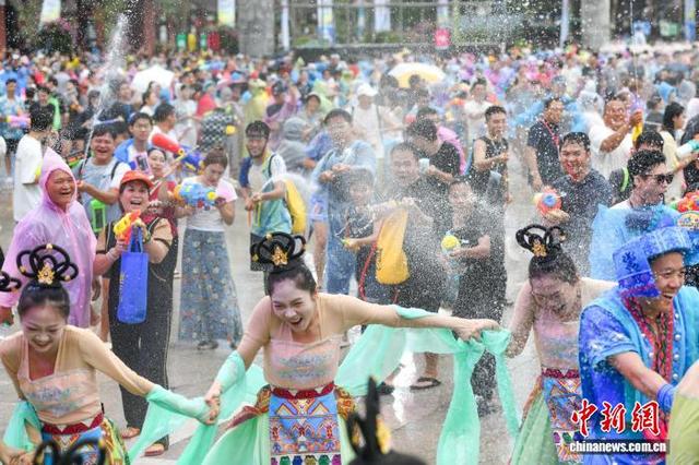 海南保亭：数万民众嬉水狂欢庆“七夕”