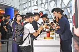 华为双线突进 量产三折叠屏手机 问界智界同时上新图片