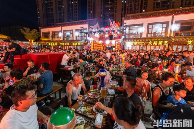 一场烟花音乐啤酒节正在青岛最有“钱”的街区举办