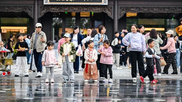 秋雨挡不住！这个商业街区带火郑州老城，终结郑州商业“缺文化”的历史