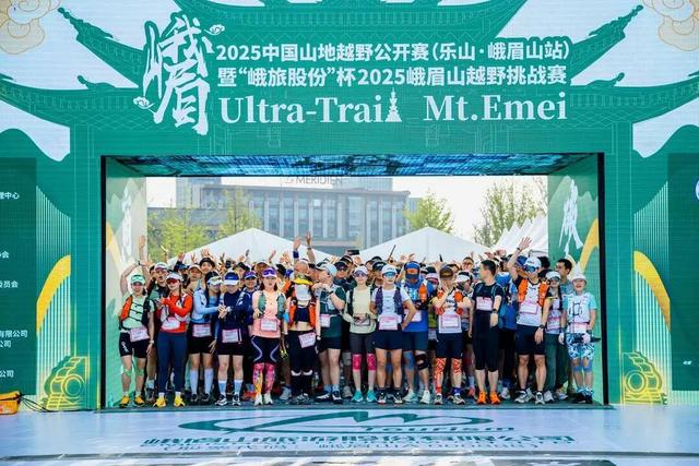 背、抱、捏腿……男性“陪爬”峨眉山被指“擦边”，多方回应