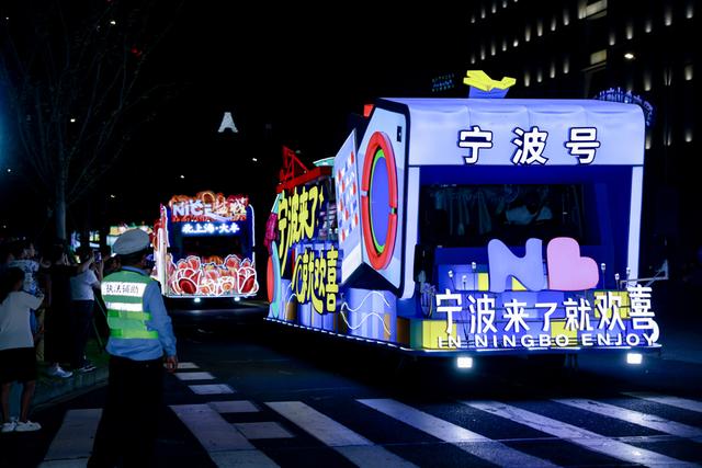 上海旅游节花车来临港啦，这么美！