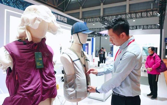 防摔马甲、机器导盲犬亮相重庆老博会，“黑科技”暖心守护银发族