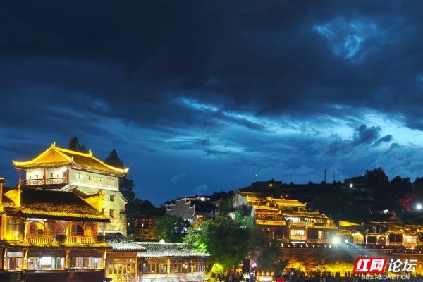 沱江畔的凤凰古城！夜景美到让人挪不动脚