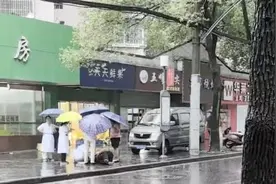 热心人 暖心事丨暴雨路滑七旬老人摔倒，热心市民及时伸出援手图片