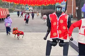 机器人迎开学、AI达人秀，武汉学校屡出花样，专家：激发学生对AI好奇心，与时俱进图片