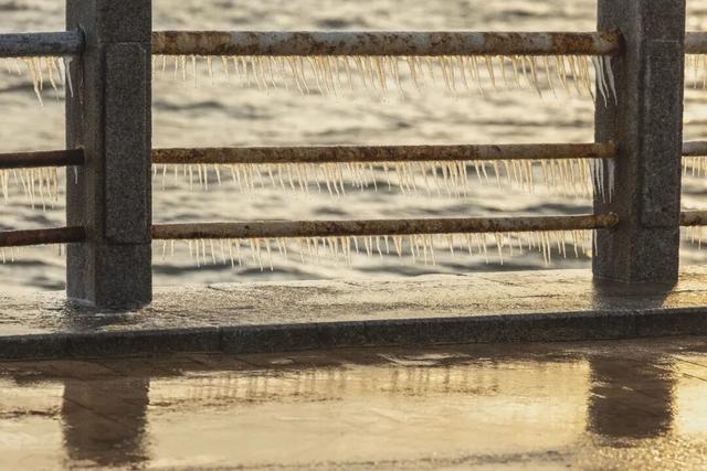 今早实拍！日照海边结冰了！低温还要持续几天？