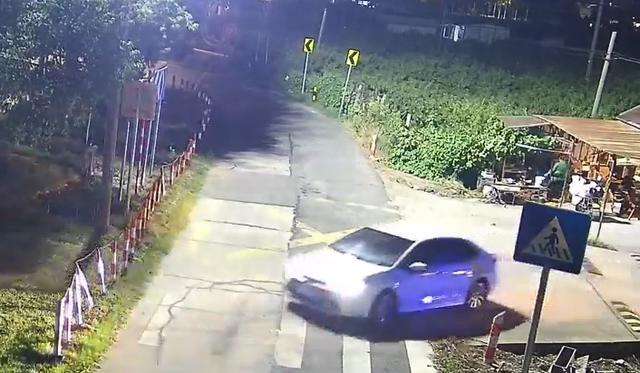 浙江一姑娘以奶茶为记号，竟然在草丛里藏了11万现金！
