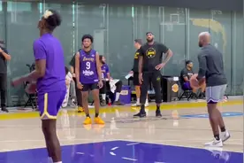 增强投射🎯！詹姆斯带领布朗尼和克里斯蒂训练后加练三分！图片