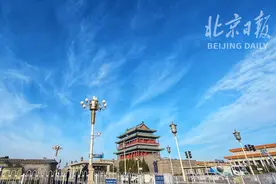 天空蓝色画布上白云随风变幻，古都冬韵邀您赏——图片