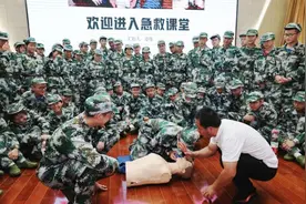 学习自救互救，军训也是一堂“生命课”图片