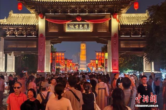 河南洛阳：洛邑古城夜游人气旺