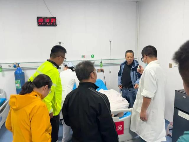 【守护的瞬间】警灯闪烁 为生命开道