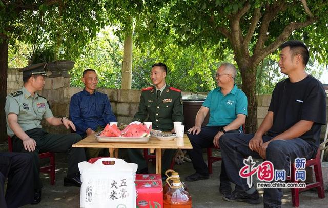 人民子弟兵在战位献礼八一