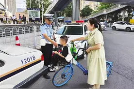 不戴头盔、车筐坐娃、共享电动车两人“共享”…… 带娃出门，这些行为很危险！图片